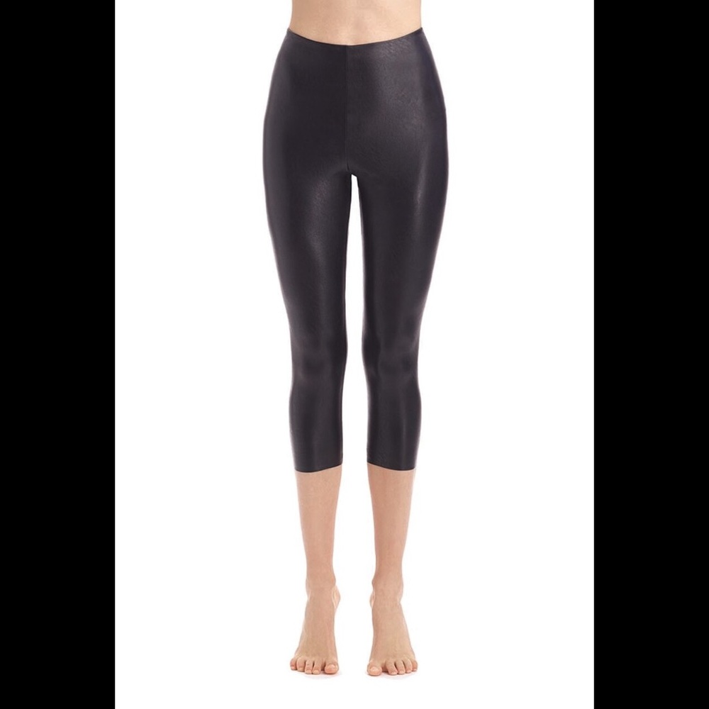 🔥 Faux leather high waist black capris 🔥
